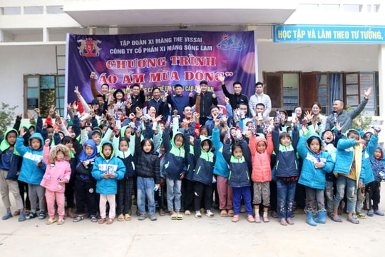 Chương trình 'Áo ấm mùa Đông' tiếp tục được Công ty cổ phần Xi măng Sông Lam thực hiện ở huyện vùng biên Kỳ Sơn
