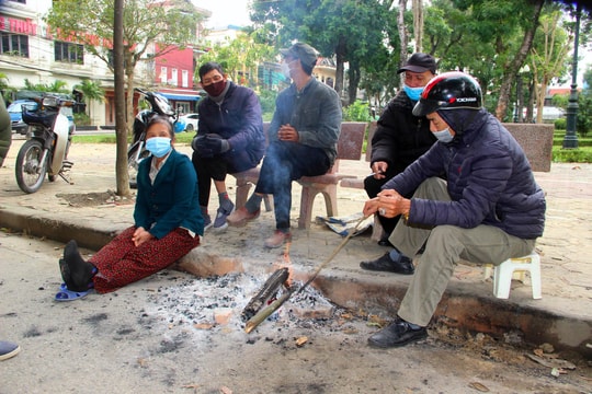 Người dân Nghệ An đốt lửa sưởi ấm trong giá rét