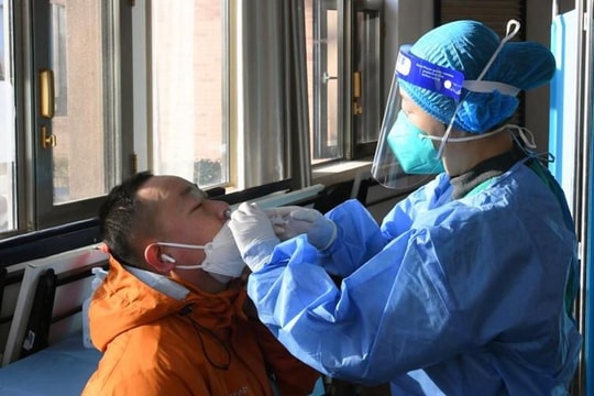 Trung Quốc đối mặt với ba làn sóng nhiễm dịch Covid-19 