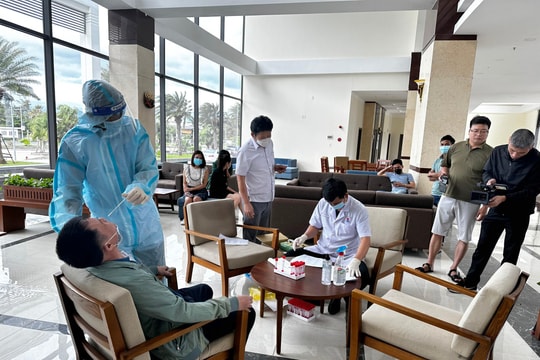 Khám sàng lọc cho cán bộ, phóng viên trước khi lên đường ra đảo Trường Sa