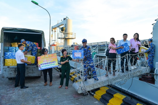 Các tỉnh, thành phố phía Nam và các cơ quan báo chí chúc Tết Bộ Tư lệnh Vùng 5 Hải quân