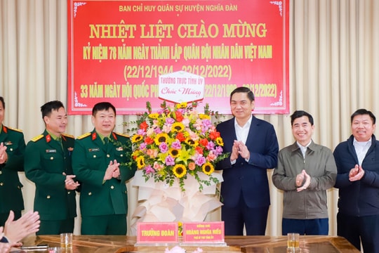 Phó Bí thư Tỉnh ủy Hoàng Nghĩa Hiếu chúc mừng Ban Chỉ huy quân sự Nghĩa Đàn nhân kỷ niệm Ngày thành lập Quân đội nhân dân Việt Nam