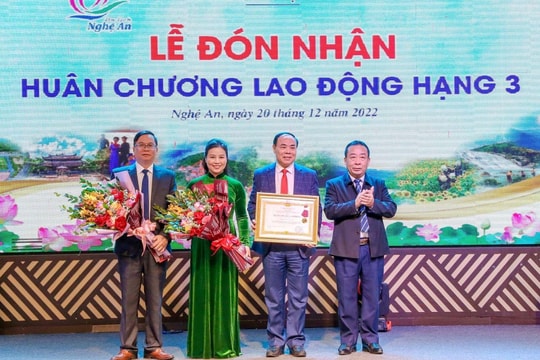 Sở Du lịch Nghệ An đón nhận Huân chương Lao động hạng Ba
