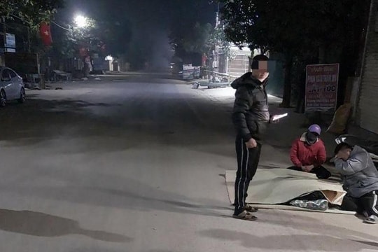 Tự đâm vào cột điện bên đường, 2 nam thanh niên đi xe máy thương vong