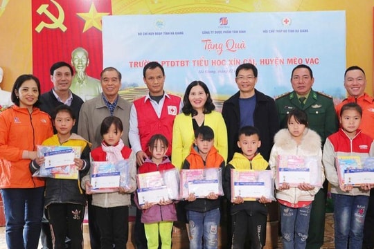 Dược phẩm Tâm Bình khám bệnh, cấp thuốc miễn phí và tặng quà Tết cho người nghèo ở Hà Giang