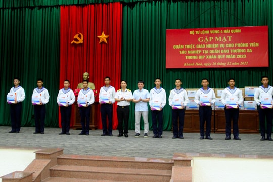 Bộ tư lệnh Vùng 4 Hải quân gặp mặt đoàn phóng viên trước khi lên đường đi Trường Sa