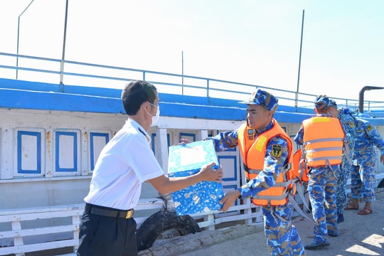 Đoàn công tác các tỉnh phía Nam và cơ quan báo chí tặng quà cho cán bộ, chiến sĩ, nhân dân đảo Hòn Đốc