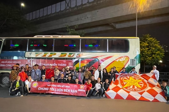 Người hâm mộ vượt gần 1.000km sang Lào cổ vũ đội tuyển Việt Nam 