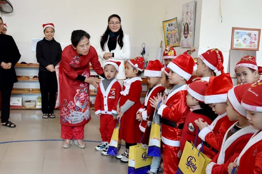 Chủ tịch Ủy ban Mặt trận Tổ quốc tỉnh chúc mừng các cơ sở giáo dục công giáo nhân dịp Lễ Giáng sinh