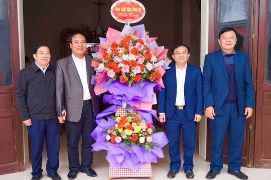 Trưởng Ban Dân vận Tỉnh ủy chúc mừng Lễ Giáng sinh tại Giáo hạt Quy Hậu