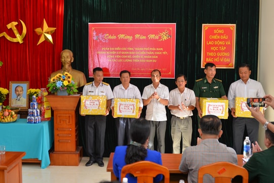 Đoàn công tác các tỉnh thành, các cơ quan báo chí thăm, tặng quà Tết đảo Nam Du 
