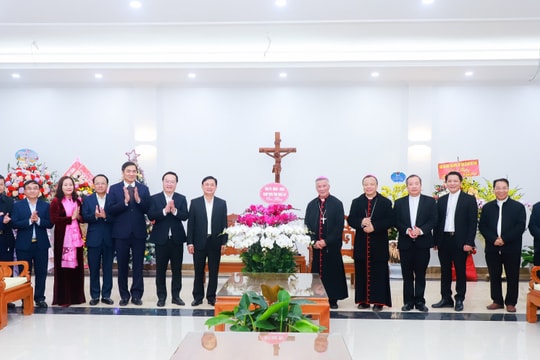 Lãnh đạo tỉnh Nghệ An chúc mừng Tòa Giám mục Giáo phận Vinh nhân dịp Giáng sinh 