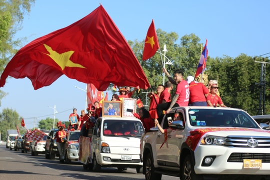 Cổ động viên diễu hành trên nước bạn Lào ‘tiếp lửa’ cho đội tuyển Việt Nam