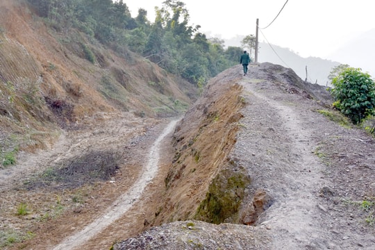 Đường giao thông vào bản đồng bào Đan Lai sạt lở nghiêm trọng