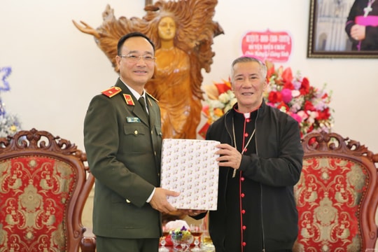 Giám đốc Công an tỉnh chúc mừng Giáng sinh Tòa Giám mục Giáo phận Vinh 