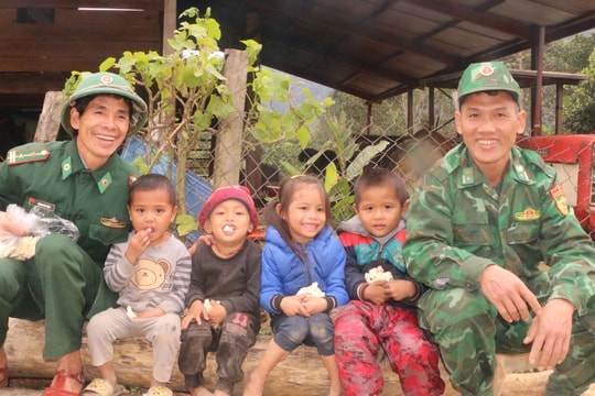 Việc thường ngày của cán bộ, chiến sĩ biên phòng nơi đại ngàn Pù Mát