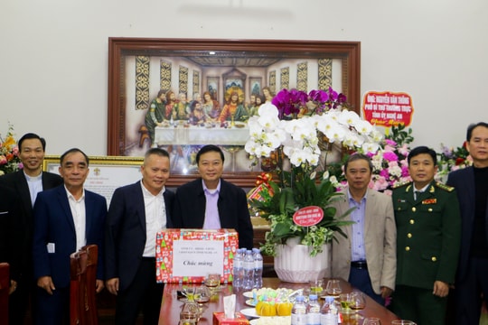 Lãnh đạo tỉnh chúc mừng Giáng sinh tại đền Thánh An Tôn và Giáo xứ Trại Gáo