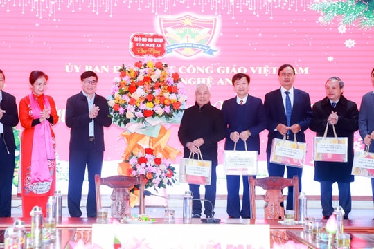 Lãnh đạo tỉnh chúc mừng Giáng sinh Ủy ban Đoàn kết công giáo Nghệ An