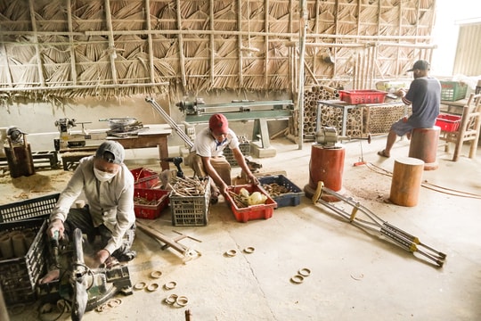 Những người thợ mang nạng ở xưởng tre Trà Lân