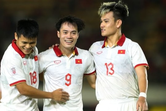 Tuyển Việt Nam 4 năm liên tiếp nằm trong top 100 thế giới; Gia nhập Yokohama, Công Phượng đưa vợ con sang Nhật Bản định cư