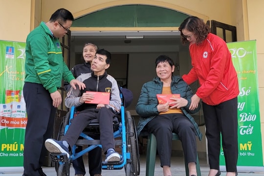 Hội Chữ thập đỏ Nghệ An trao quà 'Tết nhân ái 2023' cho các hoàn cảnh đặc biệt khó khăn