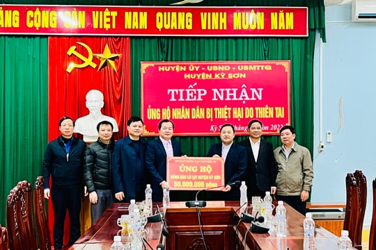 Sở Giao thông Vận tải thăm, tặng quà người dân ảnh hưởng lũ lụt ở huyện Kỳ Sơn 