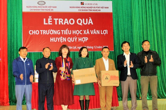 Ngành ngân hàng và BQL Khu kinh tế Đông Nam tặng máy vi tính, sổ tiết kiệm ở Quỳ Hợp, Quế Phong