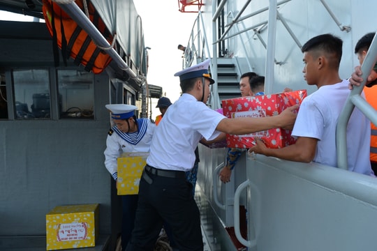 Các đảo tuyến Tây Nam đón đoàn công tác Vùng 5 Hải quân cùng nhiều cơ quan báo chí thăm, tác nghiệp