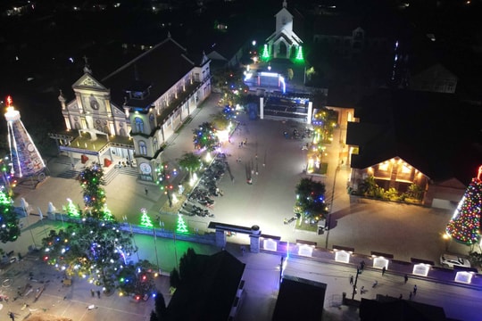 Không gian Giáng sinh đậm chất làng nghề ở ‘xứ sở nồi đất’