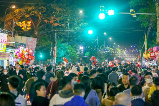 Biển người đổ về các nhà thờ ở thành Vinh trong đêm Giáng sinh