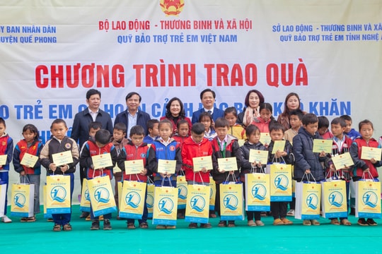 Thứ trưởng Bộ LĐ-TB&XH Nguyễn Thị Hà thăm, tặng quà Tết tại Quế Phong