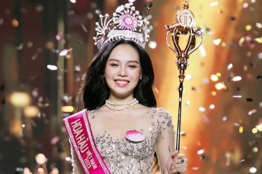 Người đẹp cao 1,75m Huỳnh Thị Thanh Thủy đăng quang Hoa hậu Việt Nam 2022