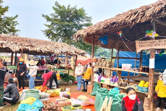 Đặc sản vùng cao được bày bán tại chợ phiên Yên Hòa (Tương Dương)