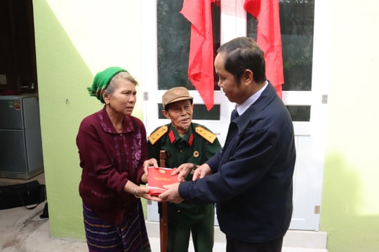 Tòa án nhân dân tỉnh Nghệ An trao nhà tình nghĩa cho hộ nghèo ở huyện Kỳ Sơn 