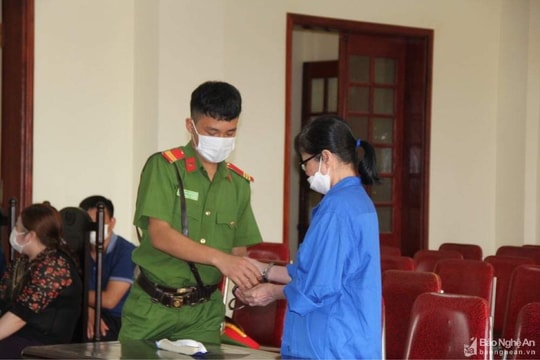 Vén màn bí ẩn chiếc va li 'cúng bề trên'