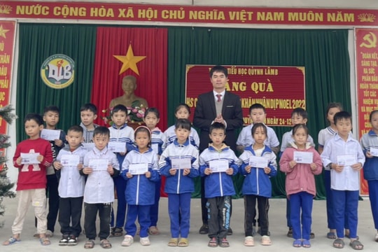 Trao quà cho học sinh nghèo vượt khó nhân dịp lễ Noel