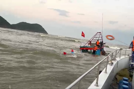 Tàu cá bị sóng đánh chìm ở biển Cửa Hội 