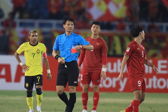 Trọng tài rút thẻ đỏ với Văn Toàn là ai?; Phòng của Messi tại World Cup biến thành bảo tàng 