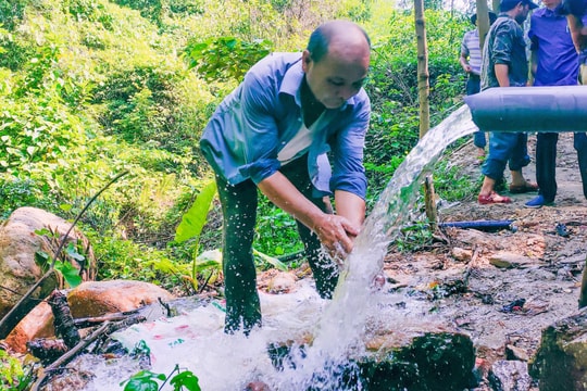 Xóm nghèo vui đón nước sạch 