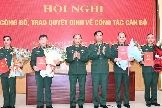 Bộ Tư lệnh Quân khu 4 công bố, trao quyết định về công tác cán bộ