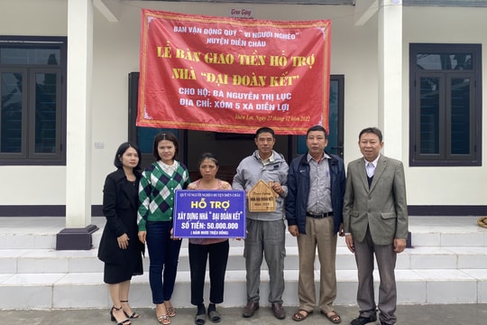 Trao 100 triệu đồng hỗ trợ làm nhà Đại đoàn kết cho hộ nghèo ở Diễn Châu