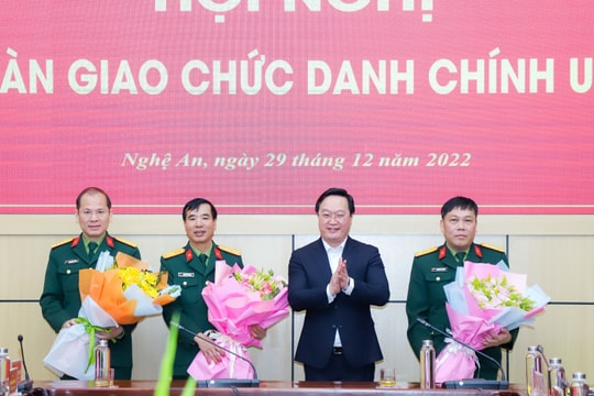 Bàn giao chức vụ Chính uỷ Bộ Chỉ huy Quân sự tỉnh Nghệ An