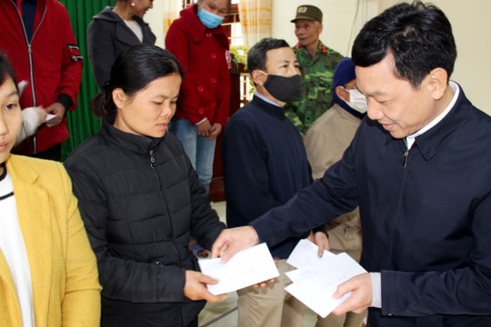 Ban Nội chính Tỉnh uỷ tặng quà Tết hộ nghèo, học sinh khó khăn ở Quỳ Châu