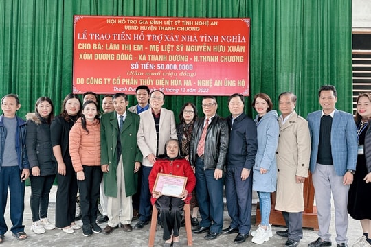 Trao 250 triệu đồng hỗ trợ xây dựng nhà tình nghĩa, nhà đại đoàn kết ở huyện Thanh Chương và Hưng Nguyên 