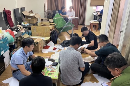 Hai vợ chồng điều hành đường dây sản xuất, mua bán hàng nghìn bằng cấp, giấy tờ giả