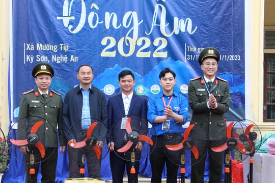 Đoàn thanh niên Công an tỉnh mang Tết ấm đến đồng bào vùng cao Kỳ Sơn