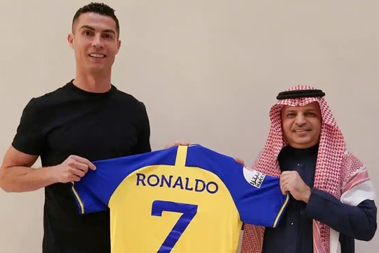 Ronaldo gia nhập đội bóng châu Á