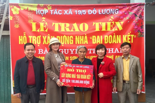 Trao 300 triệu đồng hỗ trợ 3 nhà 'Đại đoàn kết' tại huyện Đô Lương