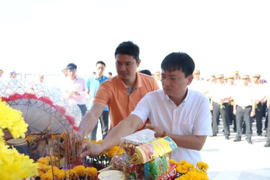 Linh thiêng lễ tưởng niệm các Anh hùng liệt sĩ hy sinh ở Gạc Ma