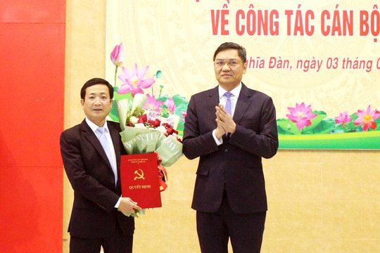 Trao quyết định bổ nhiệm Bí thư Huyện uỷ Nghĩa Đàn 